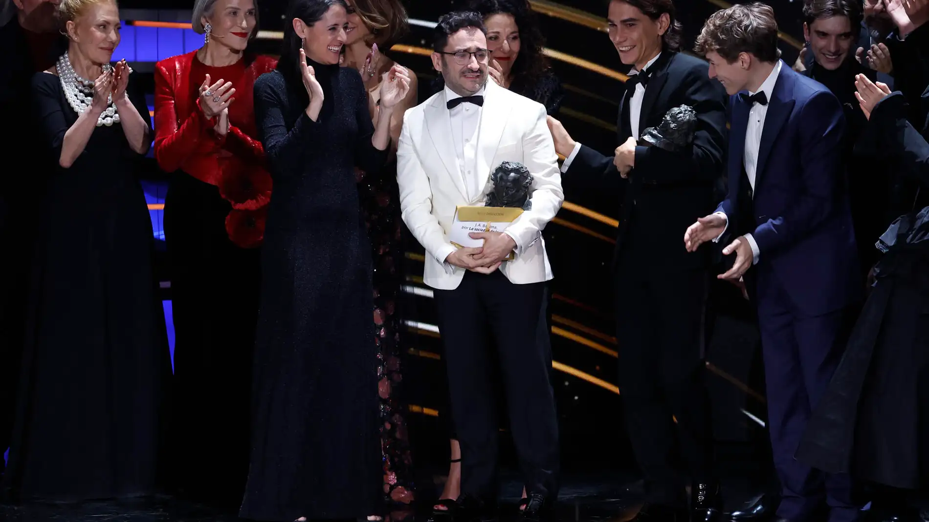 Juan Antonio Bayona acompañada por el equipo de la película ´La sociedad de la nieve´ tras recibir el Goya a ´Mejor película´ 