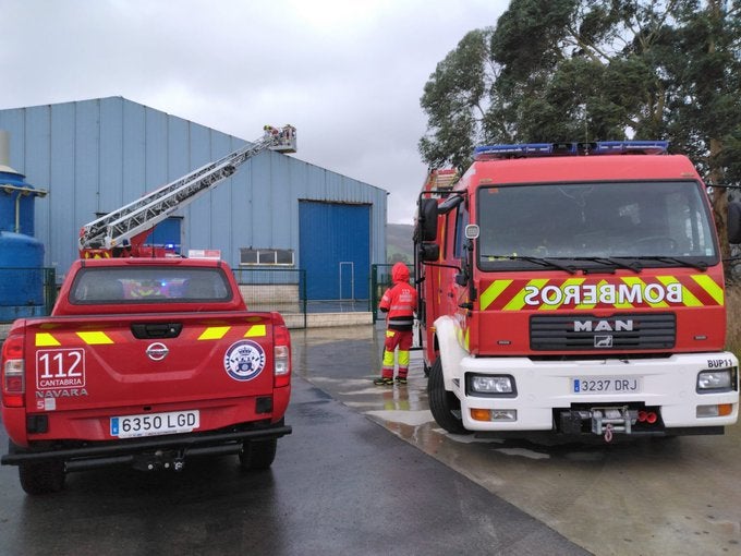 El 112 Cantabria actúa en medio centenar de incendias relacionadas con el viento y con fenómenos costeros El 112 Cantabria actúa en medio centenar de incendias relacionadas con el viento y con fenómenos costeros