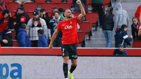 El delantero del Mallorca Vedat Muriqi celebra su gol ante el Rayo Vallecano