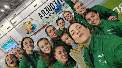 El playas femenino levanta el trofeo copero