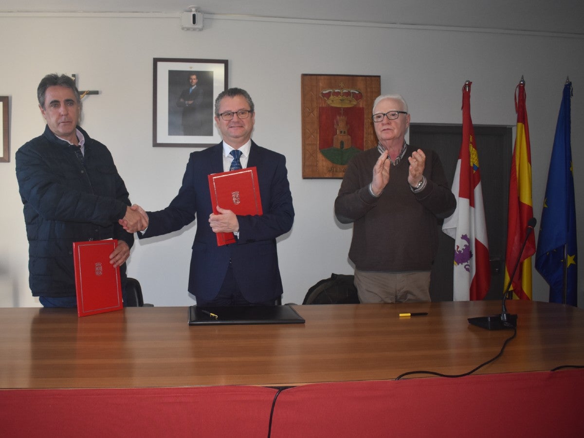 La Junta firma un convenio con los regantes de los Canales del Bajo Carrión de Palencia para modernizar 2.300 hectáreas de regadío La Junta firma un convenio con los regantes de los Canales del Bajo Carrión de Palencia para modernizar 2.300 hectáreas de regadío