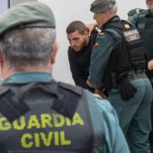 Agentes de la Guardia Civil trasladan a los juzgados de Barbate (Cádiz) a uno de los ocho detenidos por la muerte de dos guardias civiles