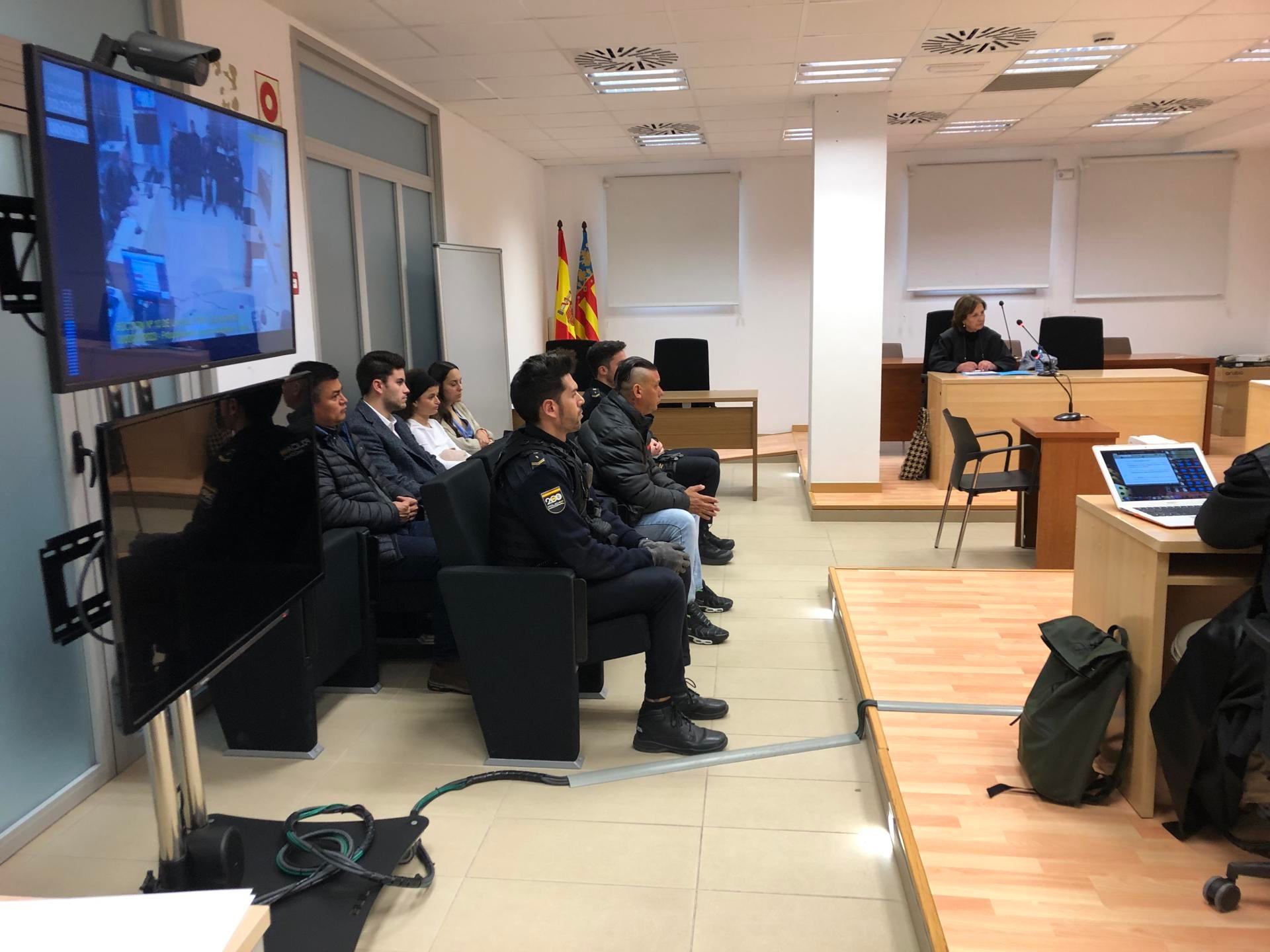 Un hombre admite en el juicio que propinó cinco puñaladas a un amigo en Alicante Un hombre admite en el juicio que propinó cinco puñaladas a un amigo en Alicante