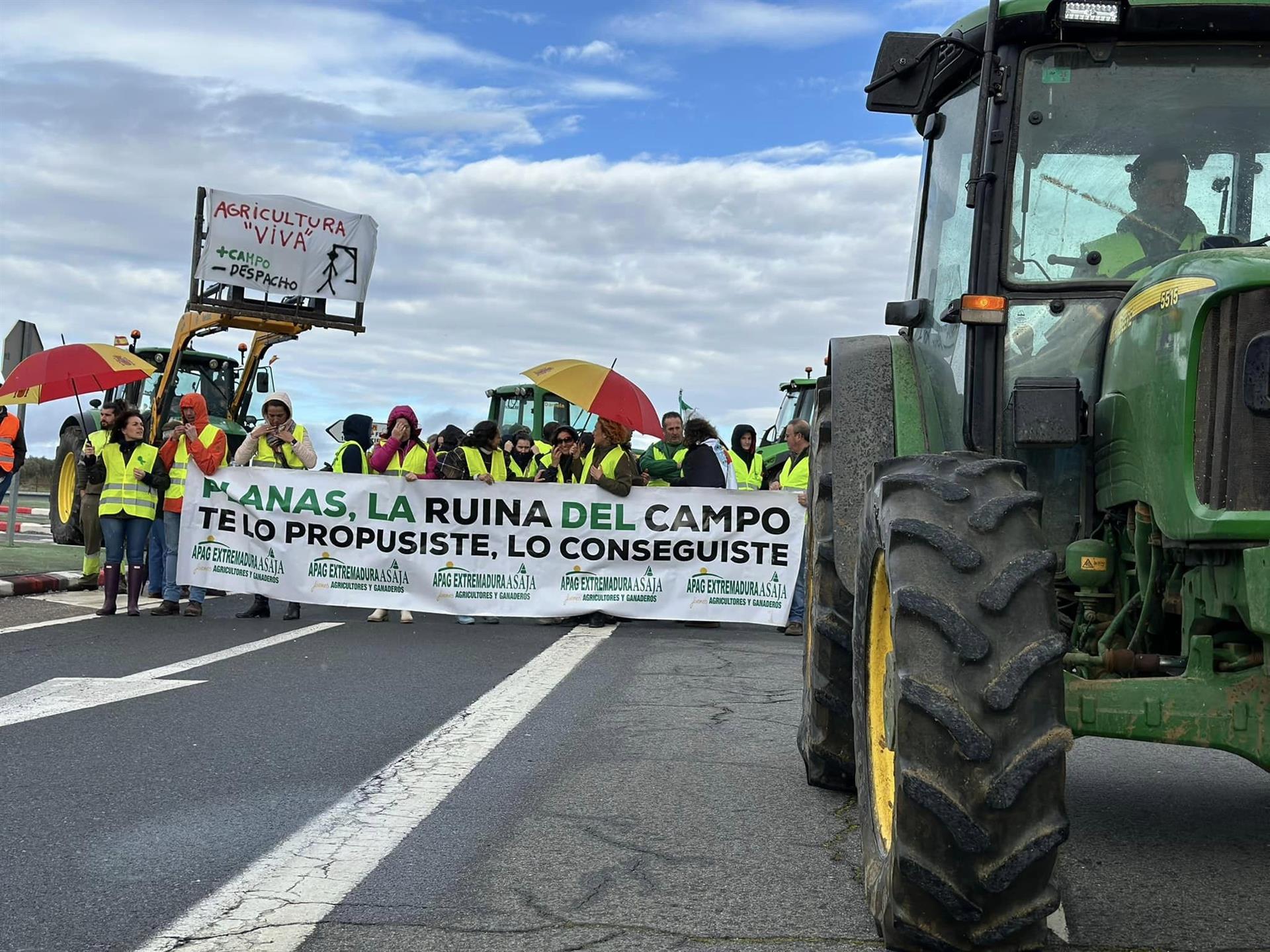 Los agricultores retoman tras el parón del domingo las movilizaciones con el corte de más de una decena de vías en Extremadura Los agricultores retoman tras el parón del domingo las movilizaciones con el corte de más de una decena de vías en Extremadura