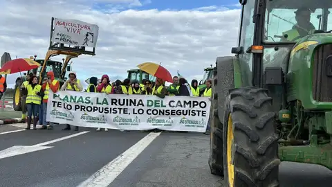 Los agricultores retoman tras el parón del domingo las movilizaciones con el corte de más de una decena de vías en Extremadura Los agricultores retoman tras el parón del domingo las movilizaciones con el corte de más de una decena de vías en Extremadura