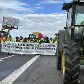 Los agricultores retoman tras el parón del domingo las movilizaciones con el corte de más de una decena de vías en Extremadura
