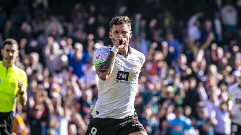 Hugo Duro celebra un gol con el Valencia CF