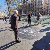 El conseller de Salut, Manel Balcells, mirant el vinil que s'ha col·locat a la plaça de la Universitat, a Barcelona