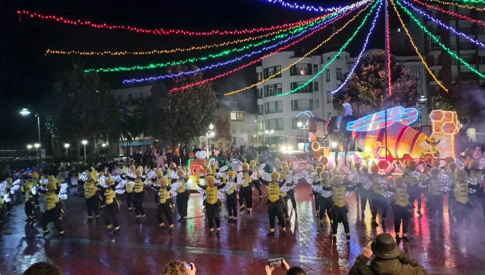 La carroza ganadora en Luarca "Tamos como Abeyes" de Gijón.