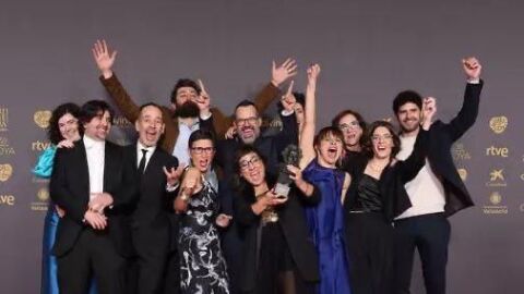 El equipo de 'Mientras seas tu, el aquí y ahora de Carme Elias' celebra el Goya a la mejora película Documental en la alfombra 'rosa' de la ceremonia de entrega celebrada en Valladolid. El equipo de 'Mientras seas tu, el aquí y ahora de Carme Elias' celebra el Goya a la mejora película Documental en la alfombra 'rosa' de la ceremonia de entrega celebrada en Valladolid.