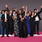 El equipo de 'Mientras seas tu, el aquí y ahora de Carme Elias' celebra el Goya a la mejora película Documental en la alfombra 'rosa' de la ceremonia de entrega celebrada en Valladolid.