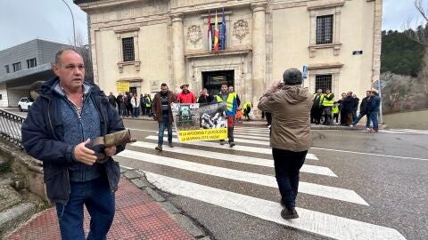 Los ganaderos han hecho sonar con fuerza sus cencerros en la concentración a las puertas de la delegación de Agricultura de la Junta en Cuenca
