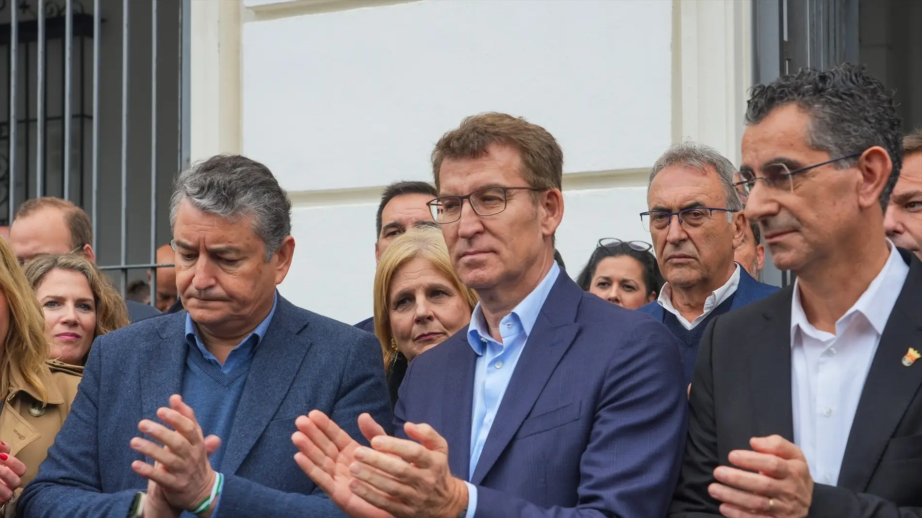 El presidente del Partido Popular, Alberto Núñez Feijóo, asiste al minuto de silencio en el Ayuntamiento de Barbate.