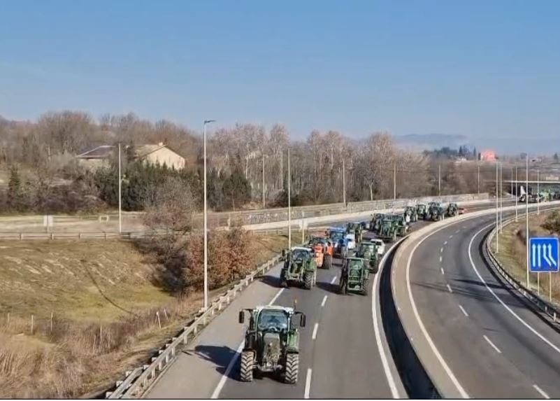 Agricultores cortan algunas carreteras en Lleida este lunes Agricultores cortan algunas carreteras en Lleida este lunes