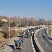 Agricultores cortan algunas carreteras en Lleida este lunes