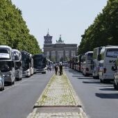 Autobuses frente a la Puerta de Brandenburg, en Berlín.
