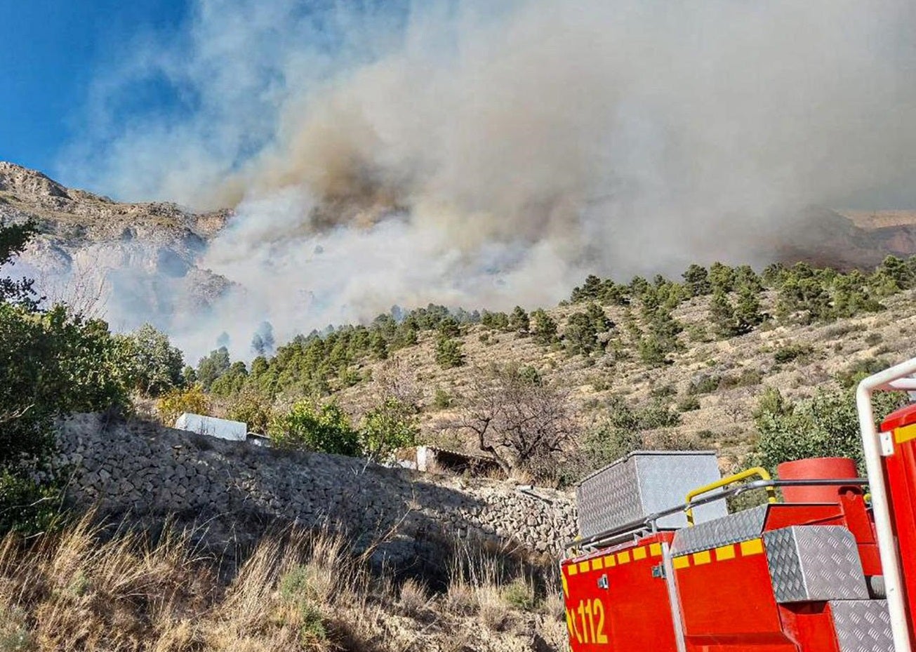 Continúa activo el incendio de Sella Continúa activo el incendio de Sella