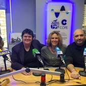 Silvia Yus, Marta Llinares, Olga Poch y Arturo Fernández celebrando el 'Día de la Radio'. Silvia Yus, Marta Llinares, Olga Poch y Arturo Fernández celebrando el 'Día de la Radio'.