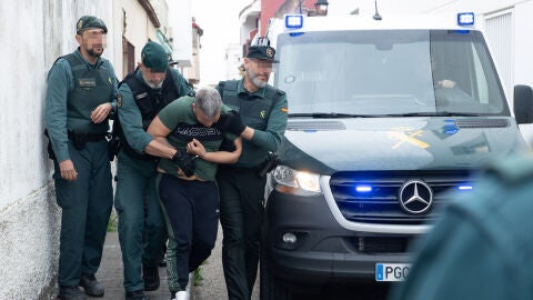 La Guardia Civil transportando a uno de los detenidos en Barbate por la muerte de dos agentes