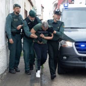 La Guardia Civil transportando a uno de los detenidos en Barbate por la muerte de dos agentes