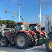 Els pagesos bloquegen Mercabarna, el Port de Tarragona i segueixen tallant carreteres