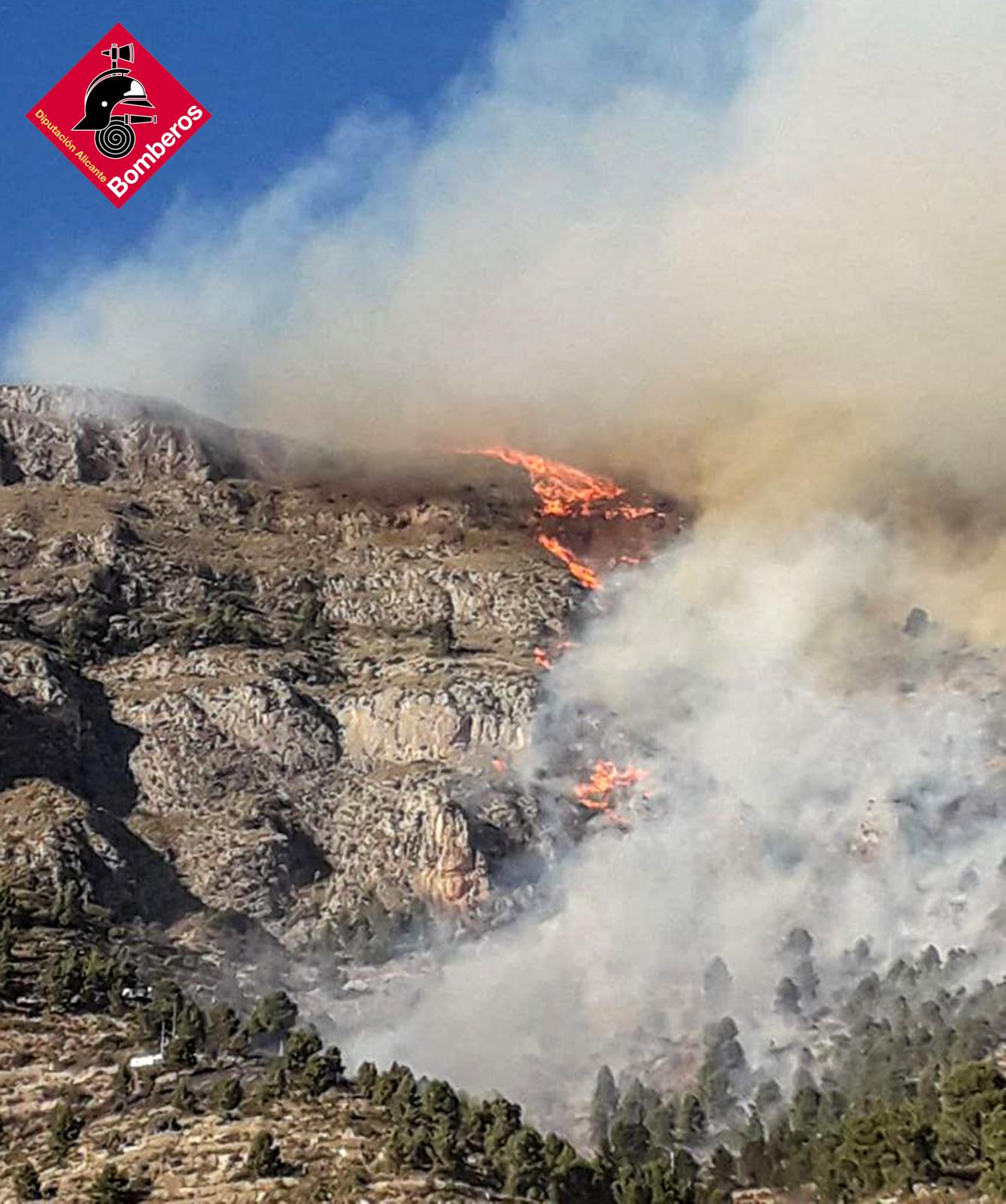 Continúa activo pero estabilizado el incendio de Sella, que ha arrasado más de 50 hectáreas Continúa activo pero estabilizado el incendio de Sella, que ha arrasado más de 50 hectáreas