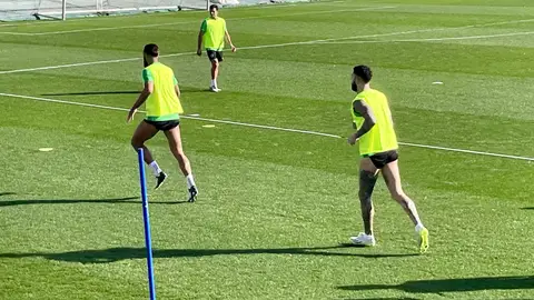 Tete Morente, a la derecha, en el entrenamiento de Elche Tete Morente, a la derecha, en el entrenamiento de Elche