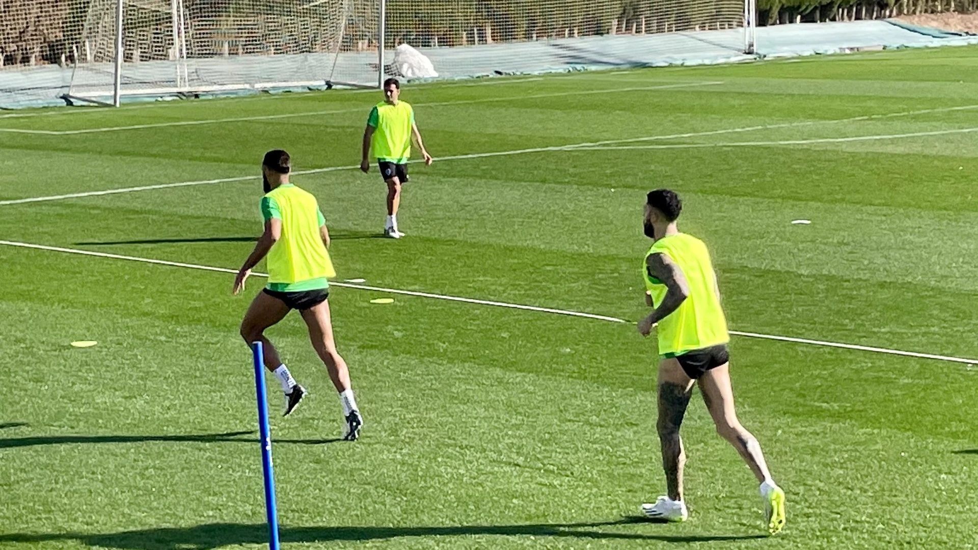 Tete Morente, a la derecha, en el entrenamiento de Elche