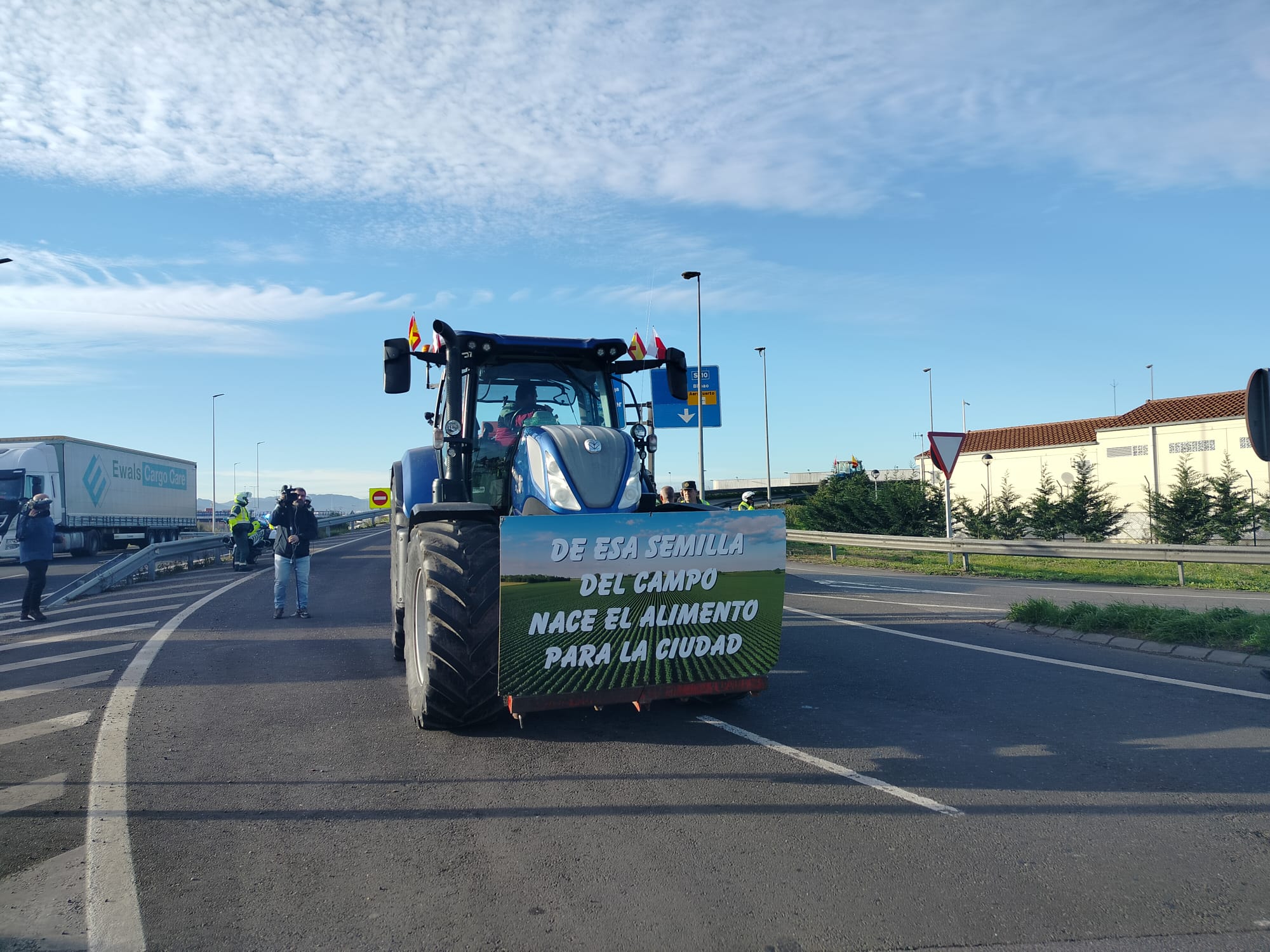 Medio millar de ganaderos y agricultores se concentran a la entrada del Puerto de Santander Medio millar de ganaderos y agricultores se concentran a la entrada del Puerto de Santander