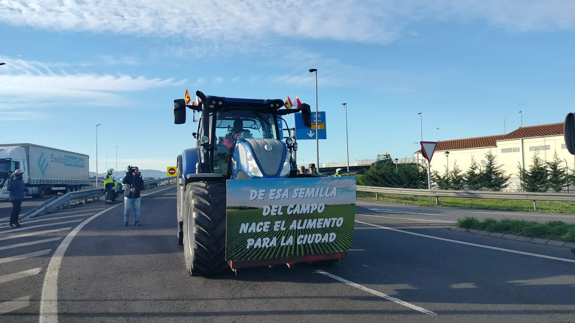 Medio millar de ganaderos y agricultores se concentran a la entrada del Puerto de Santander
