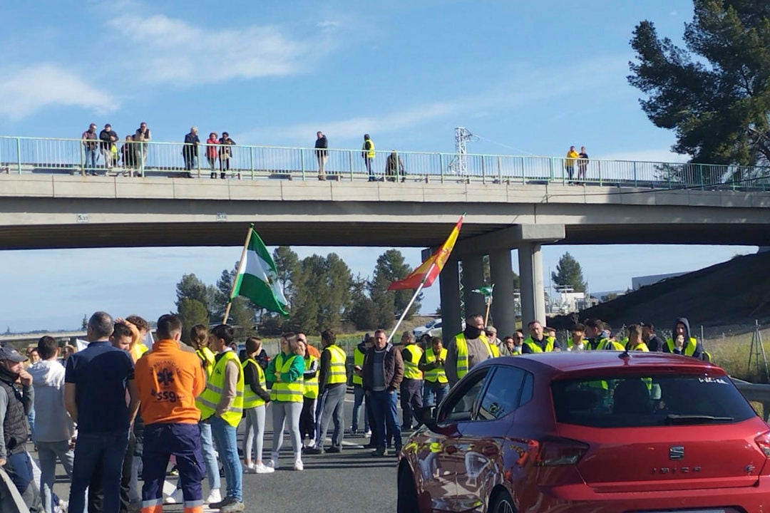 Los transportistas autónomos y pymes desconvocan su paro nacional Los transportistas autónomos y pymes desconvocan su paro nacional