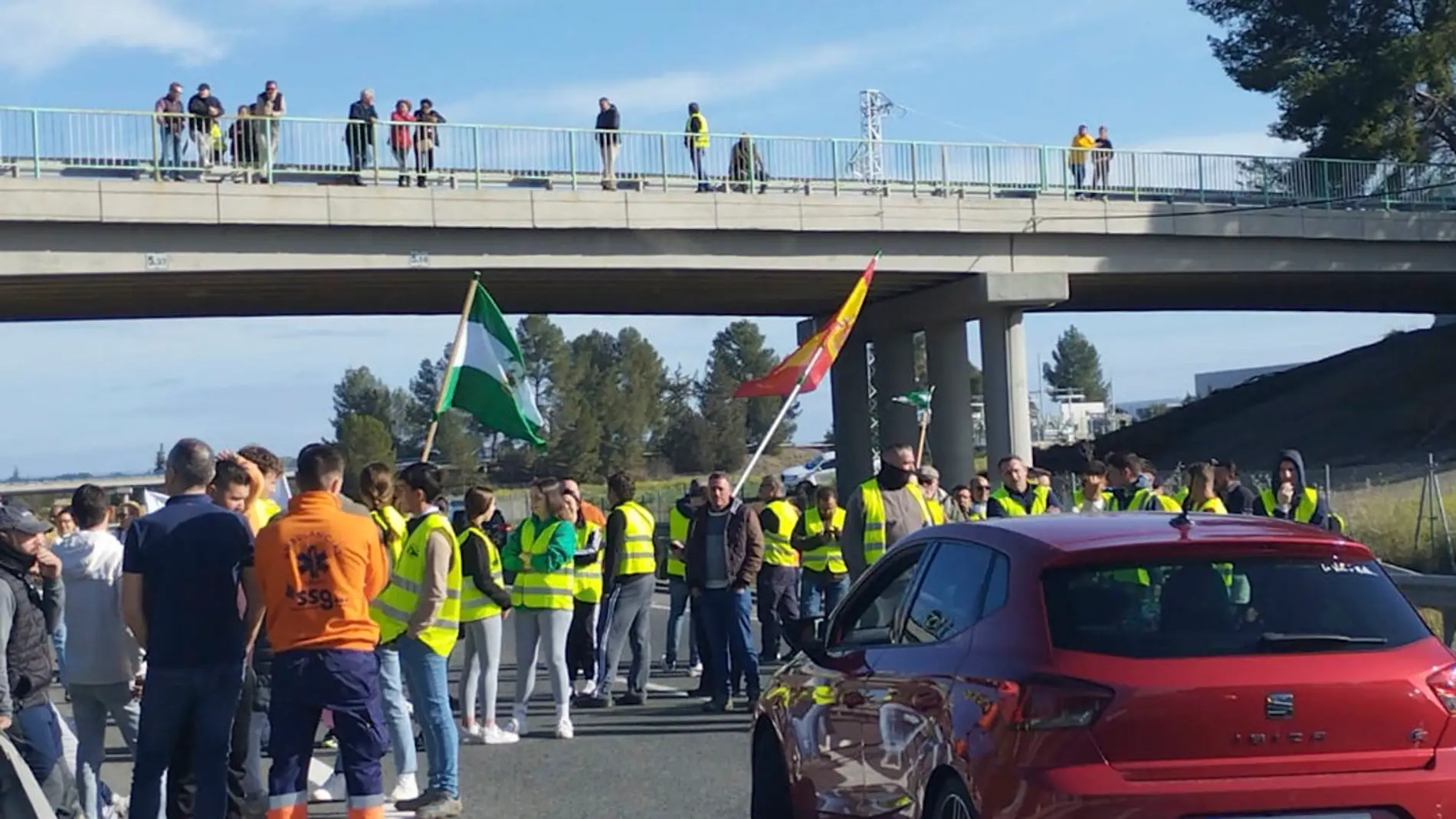  Imagen del corte en la autopista AP-4 en Las Cabezas de San Juan (Sevilla) este sábado. 
