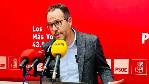 Héctor Díez, portavoz del PSOE en el Ayuntamiento de Elche durante la rueda de prensa. Héctor Díez, portavoz del PSOE en el Ayuntamiento de Elche durante la rueda de prensa.