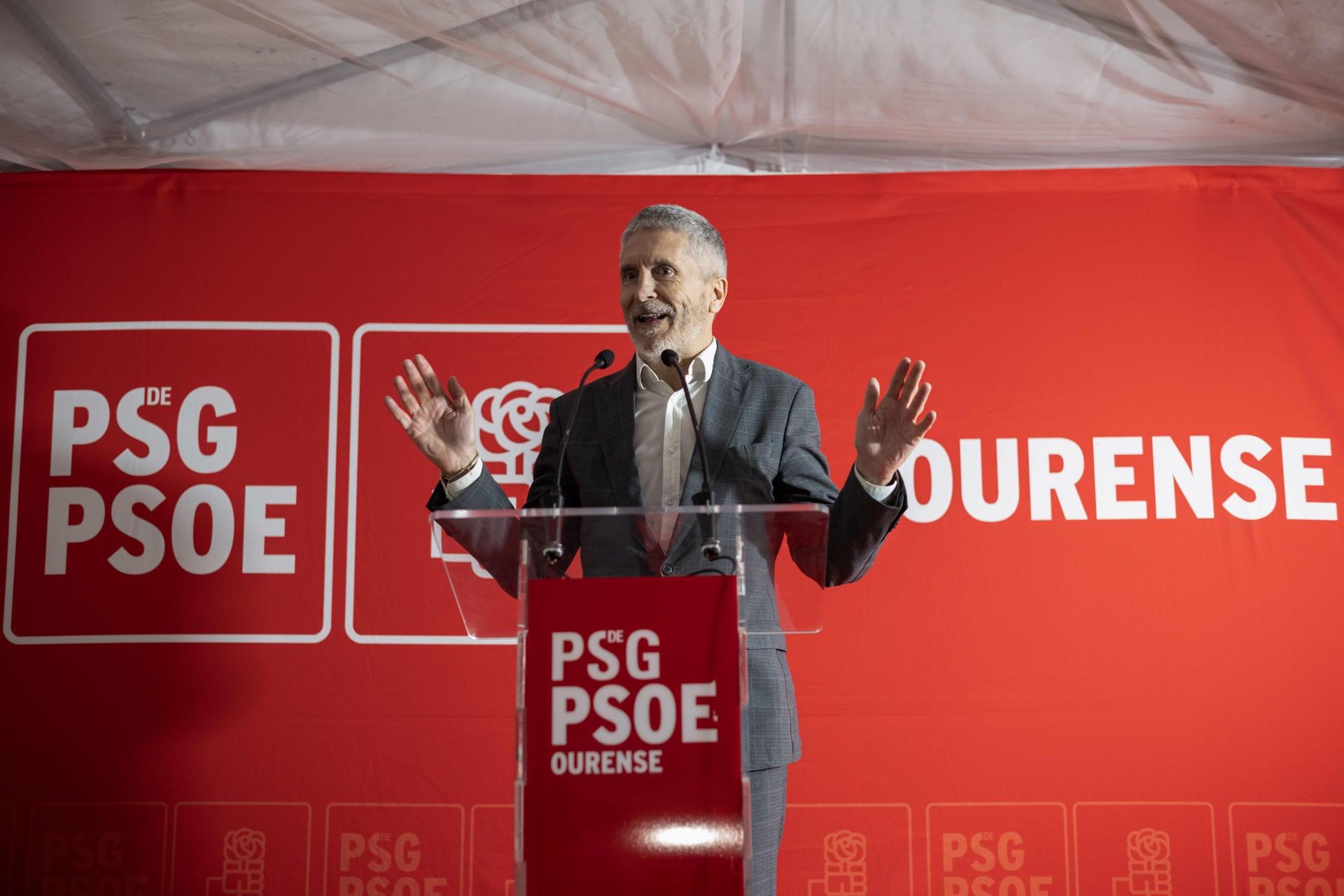 Marlaska, recibido entre abucheos y gritos de "asesino" y "dimisión" en un acto en Galicia Marlaska, recibido entre abucheos y gritos de "asesino" y "dimisión" en un acto en Galicia