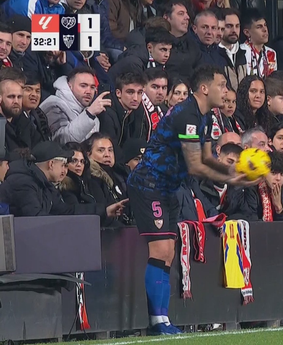 Multan con 6.000 euros al seguidor del Rayo que tocó el "glúteo" a Ocampos con un dedo Multan con 6.000 euros al seguidor del Rayo que tocó el "glúteo" a Ocampos con un dedo