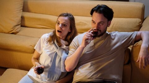 Una pareja viendo la televisi&oacute;n 