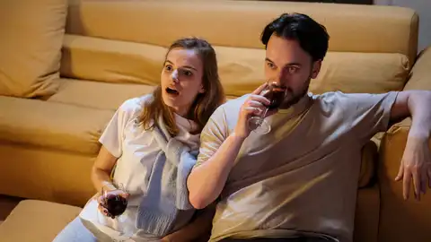 Una pareja viendo la televisión Una pareja viendo la televisión
