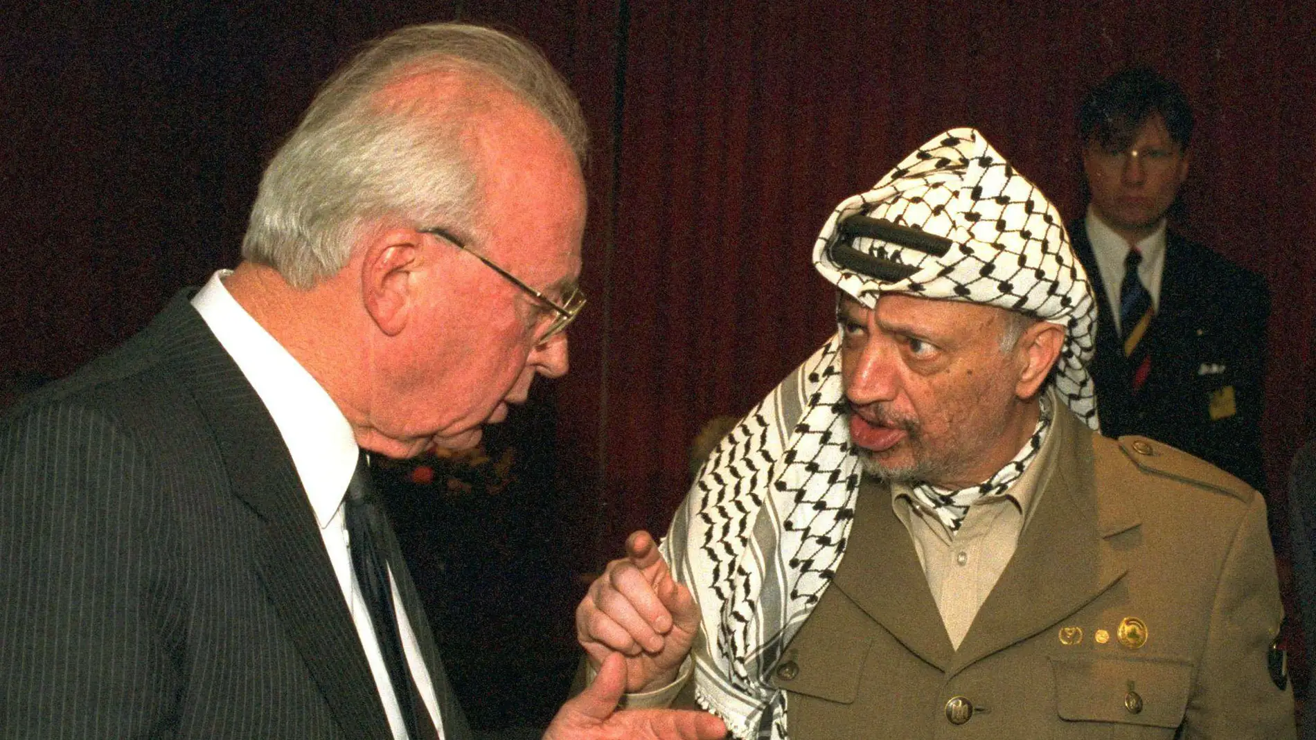 Yasser Arafat conversa con el primer Ministro israelí Isaac Rabin