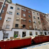 Desalojan a los vecinos del edificio adyacente al bloque que se hundió en Badalona Desalojan a los vecinos del edificio adyacente al bloque que se hundió en Badalona