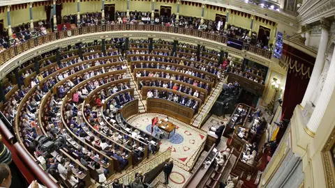 Plano general del hemiciclo del Congreso, con los diputados en sus escaños. Plano general del hemiciclo del Congreso, con los diputados en sus escaños.