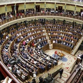 Plano general del hemiciclo del Congreso, con los diputados en sus escaños. Plano general del hemiciclo del Congreso, con los diputados en sus escaños.