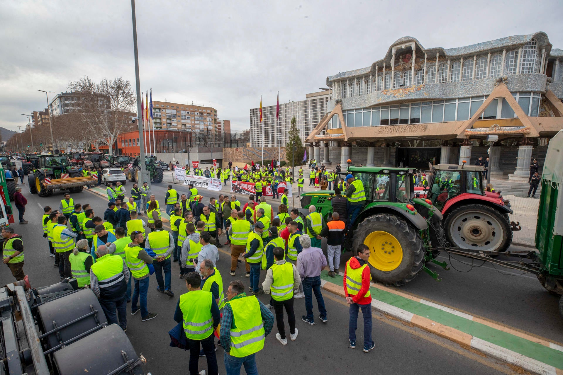 Un grupo de agricultores zarandea el coche de Fernando López Miras Un grupo de agricultores zarandea el coche de Fernando López Miras