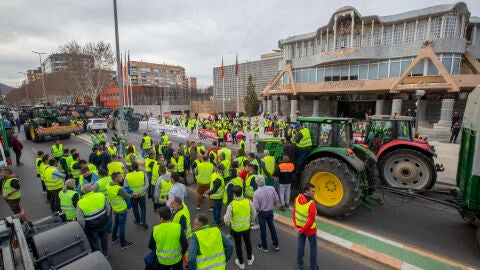 Agricultores del Campo de Cartagena han cortado el tr&aacute;fico este mi&eacute;rcoles a la altura de la Asamblea Regional