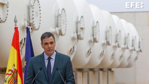 presidente del Gobierno, Pedro S&aacute;nchez, durante su visita a la mayor planta desalinizadora de Europa, en Torrevieja (Alicante). l