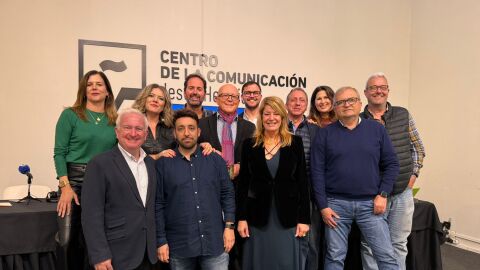 Foto familia desde el centro de la comunicaci&oacute;n Jesus Hermida