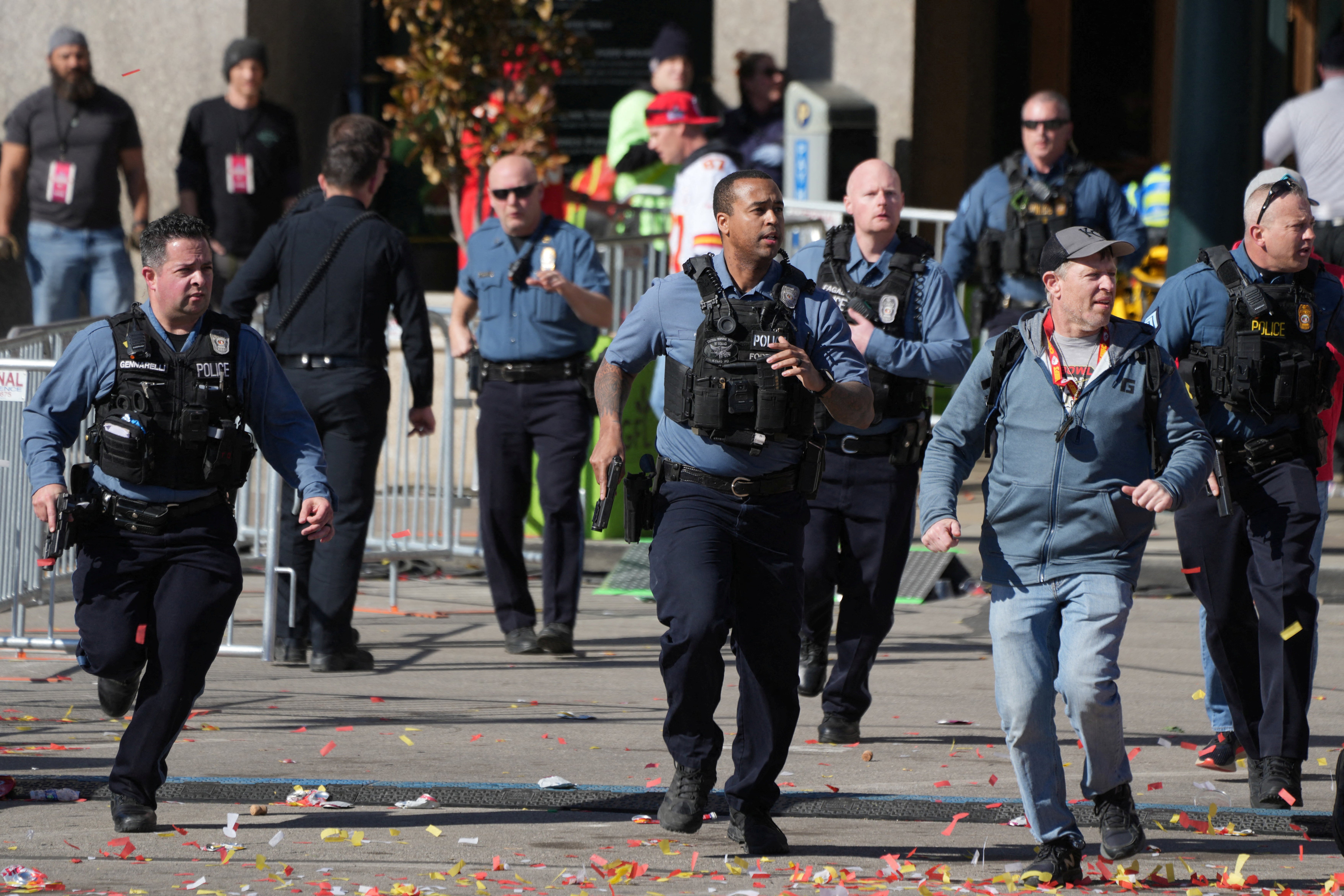 Al menos un muerto y más de diez heridos en un tiroteo en la celebración de la SuperBowl en Kansas City Al menos un muerto y más de diez heridos en un tiroteo en la celebración de la SuperBowl en Kansas City