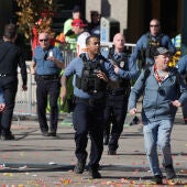 Agentes de policía tras el tiroteo en Kansas City.