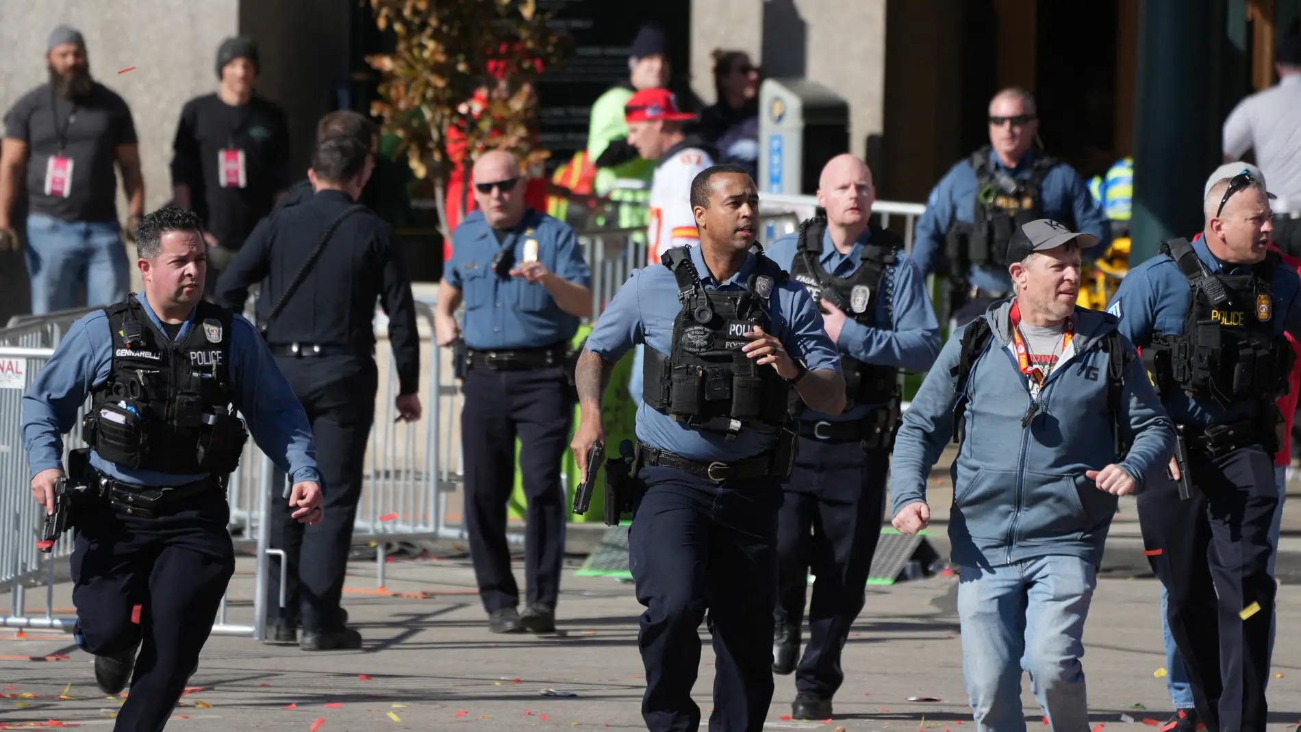 Agentes de policía tras el tiroteo en Kansas City.