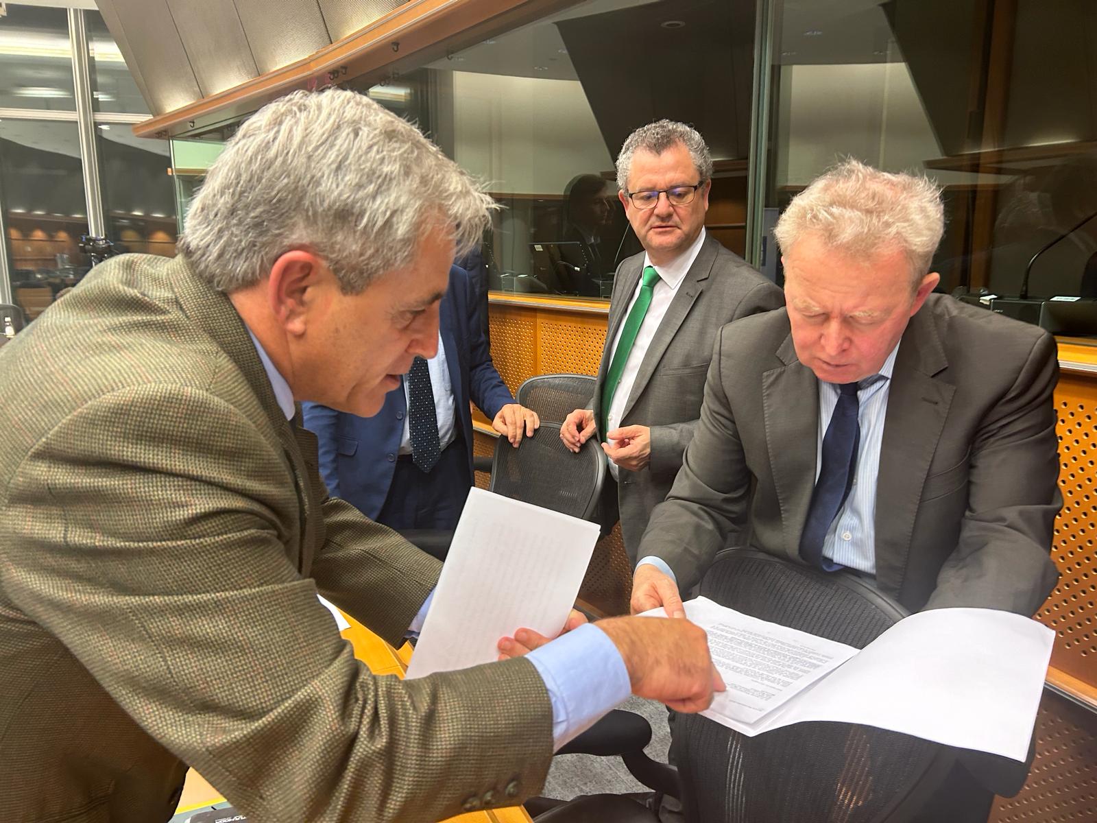 El consejero de Gestión Forestal traslada al comisario europeo de Agricultura la importancia de activar el regadío de Tierra de Barros El consejero de Gestión Forestal traslada al comisario europeo de Agricultura la importancia de activar el regadío de Tierra de Barros