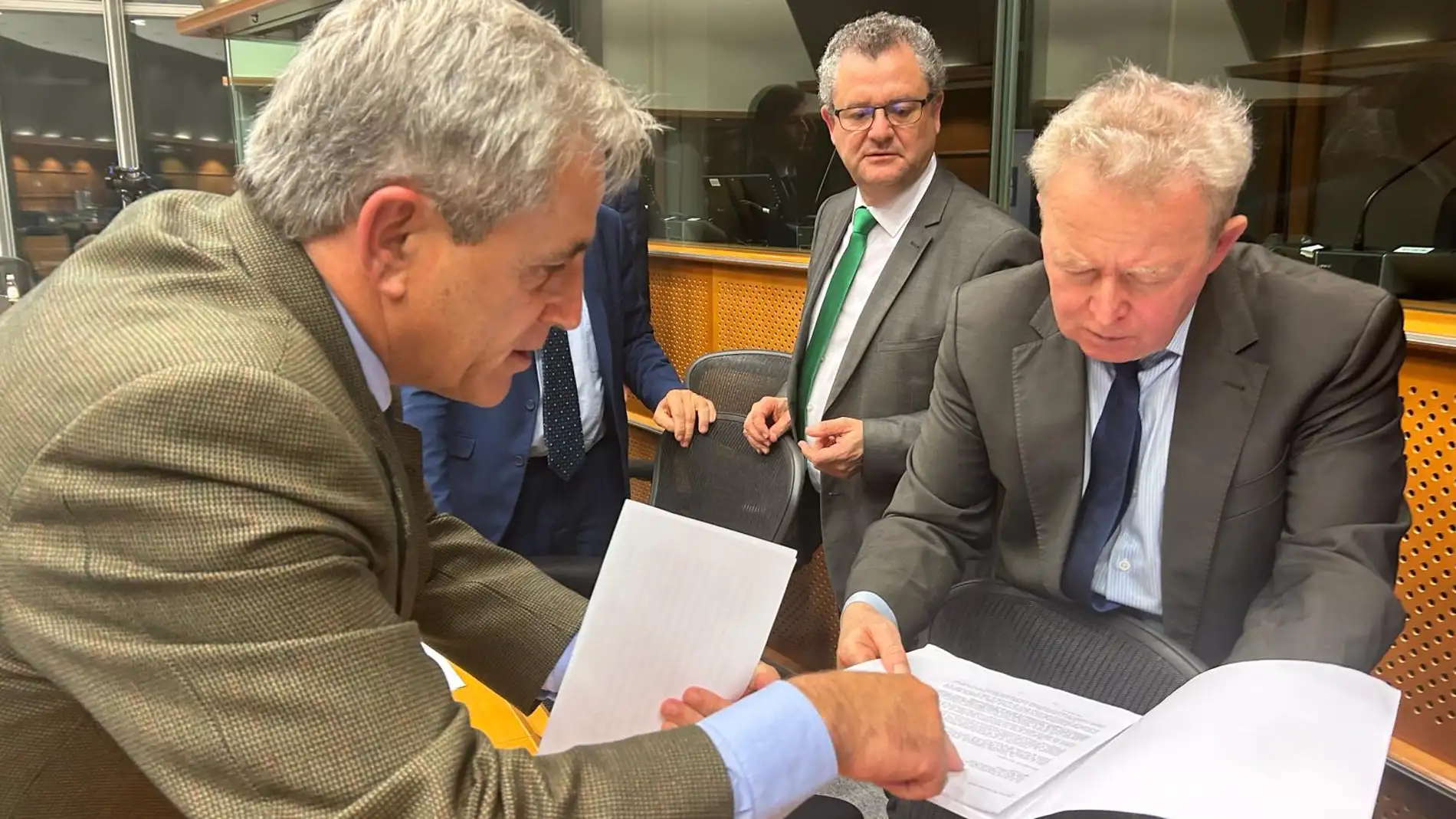 El consejero de Gestión Forestal traslada al comisario europeo de Agricultura la importancia de activar el regadío de Tierra de Barros